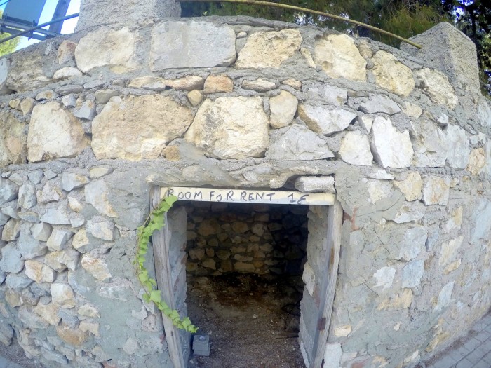 Lepší varianta ubytování než hotel Apollo v Athénách - foto je z ostrova Agistri, kde mají tenhle vtip naproti docela pěknému hotelu/ foto: dovolenkářka