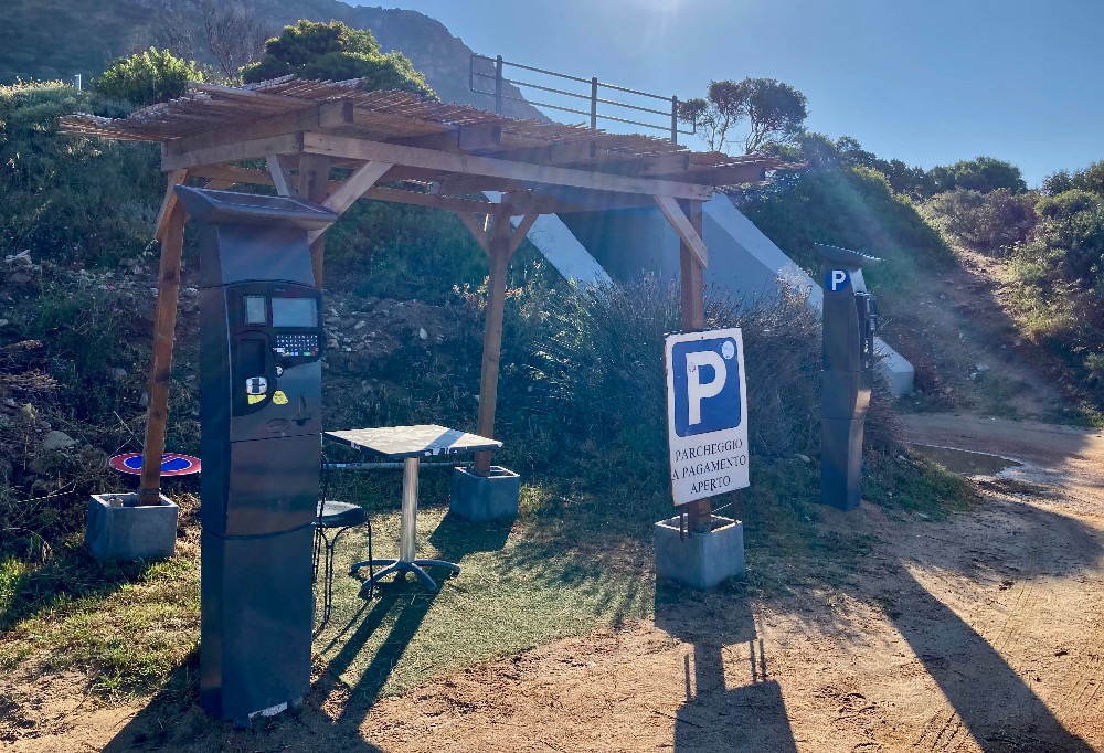Placené parkoviště u Cala Moresca