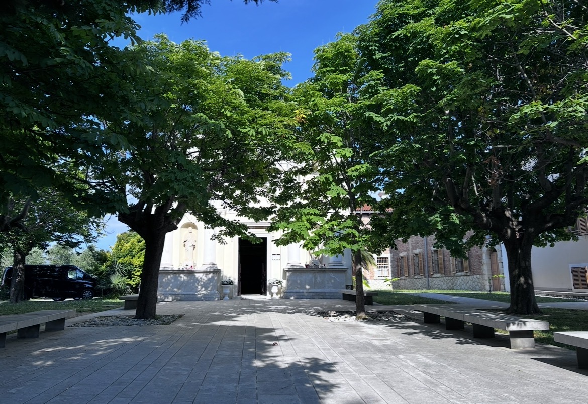 Kostel Zjevení Matky Boží a klášter ve Strunjanu