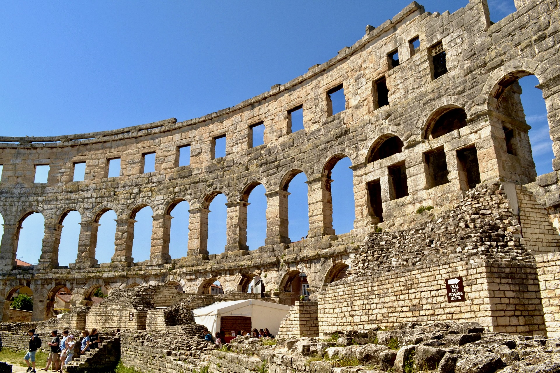 Pula v Chorvatsku - Dovolenkářka Pula in Kroatien