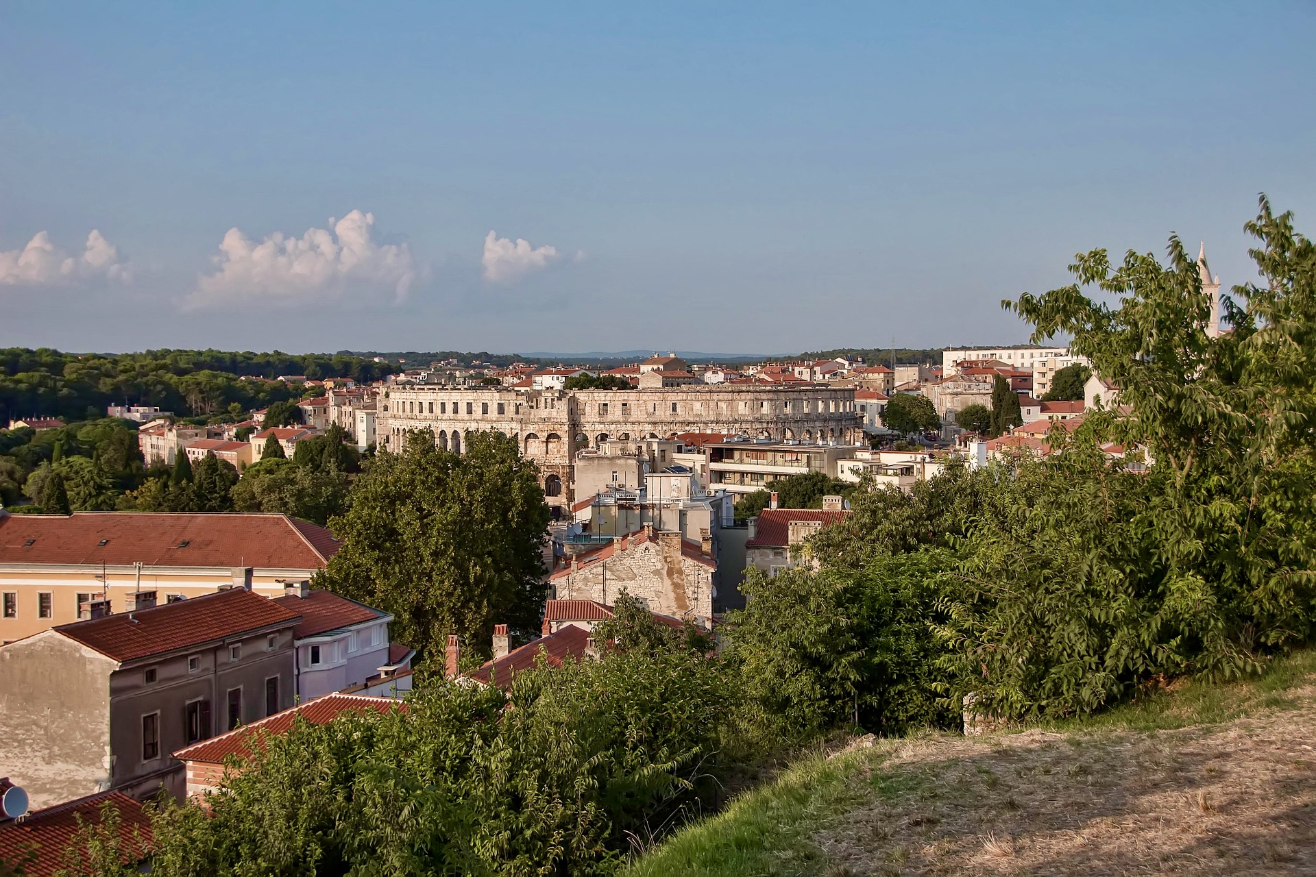 Pula v Chorvatsku - Dovolenkářka Pula in Kroatien