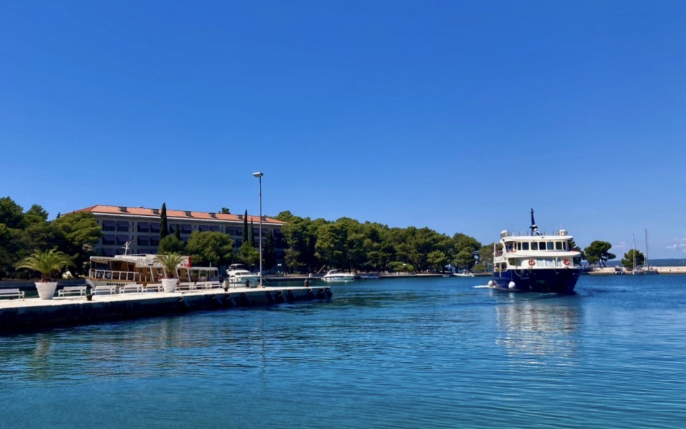 Trajekt na Brijuni v Chorvatsku - Dovolenkářka Fähre nach Brijuni in Kroatien