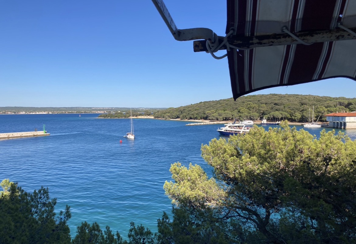 Výhled z pokoje Rooms Karmen - Dovolenkářka Ausblick aus dem Zimmer Rooms Karmen - Brijuni in Kroatien